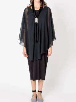Abito doppio strato con poncho in chiffon