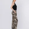 Pantaloni chino in twill di cotone animalier