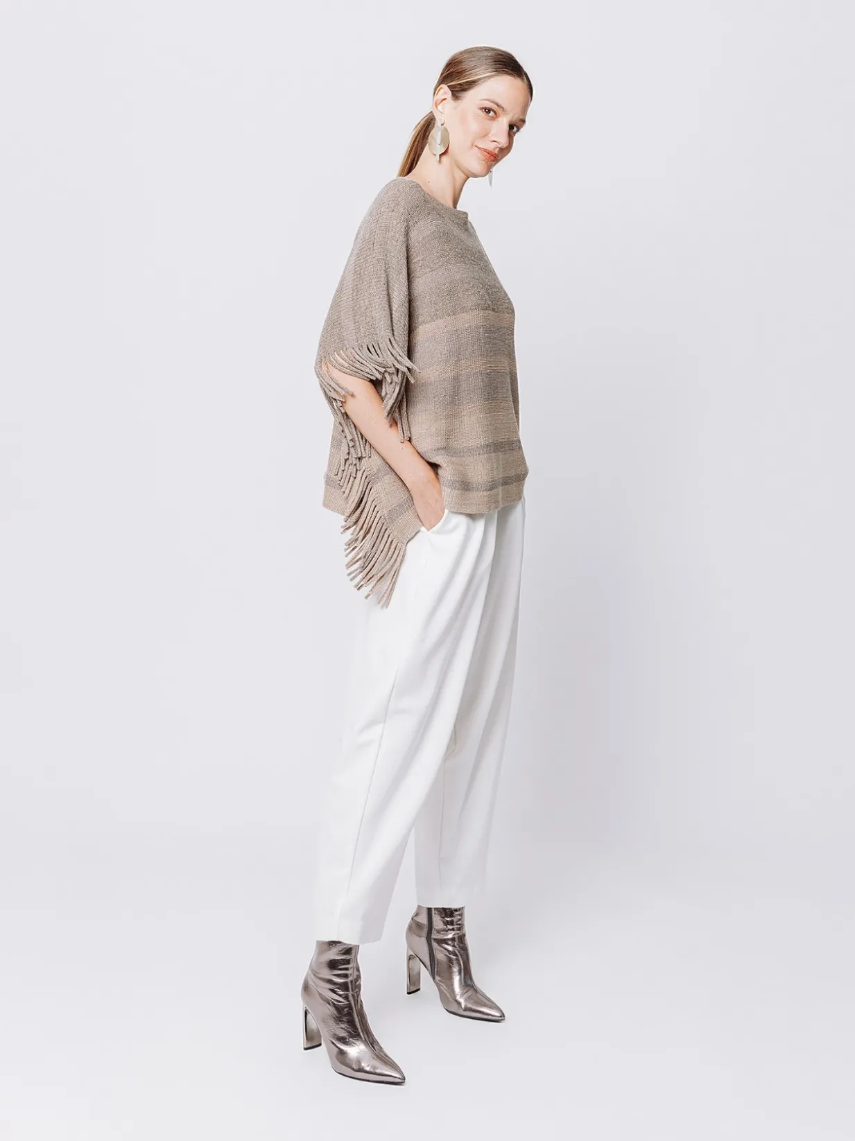 Poncho in maglia con frange