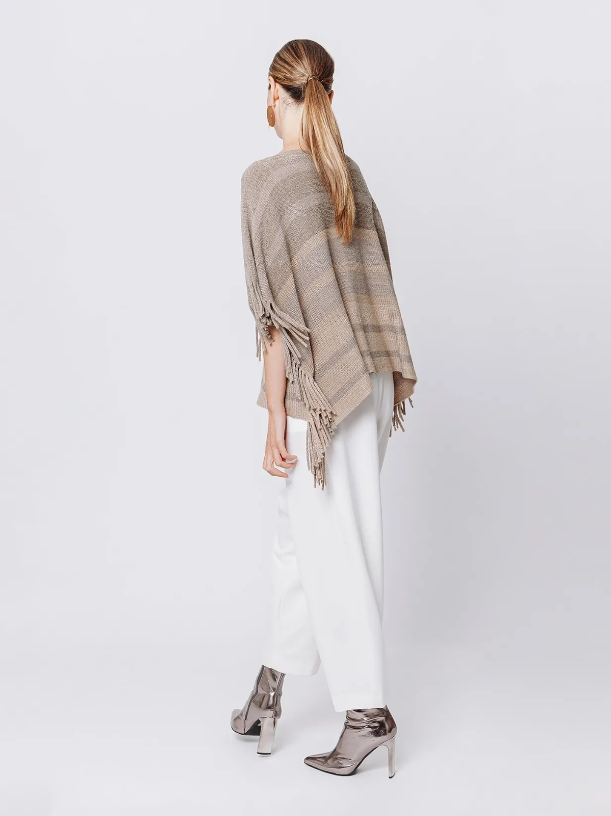Poncho in maglia con frange