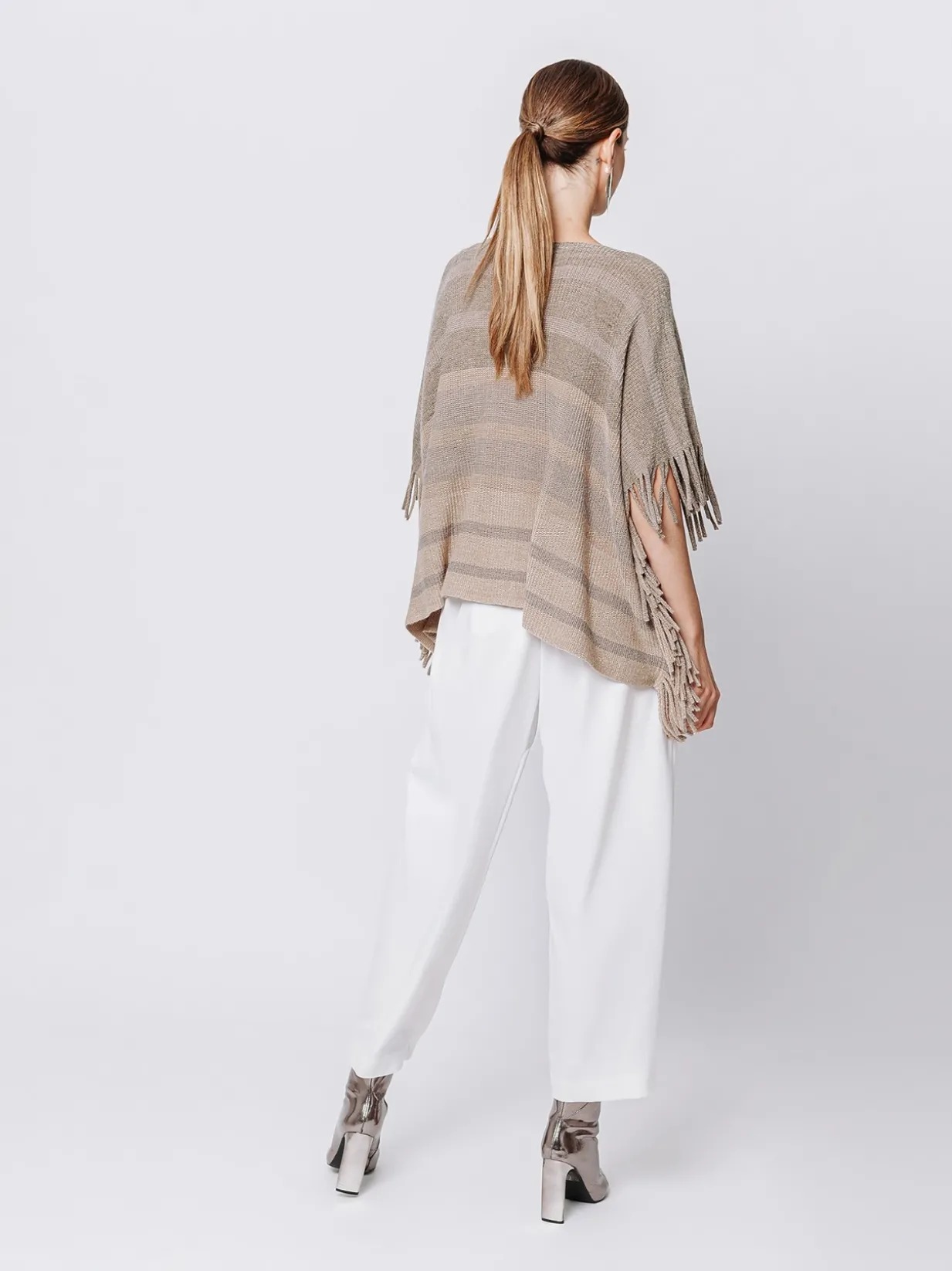 Poncho in maglia con frange