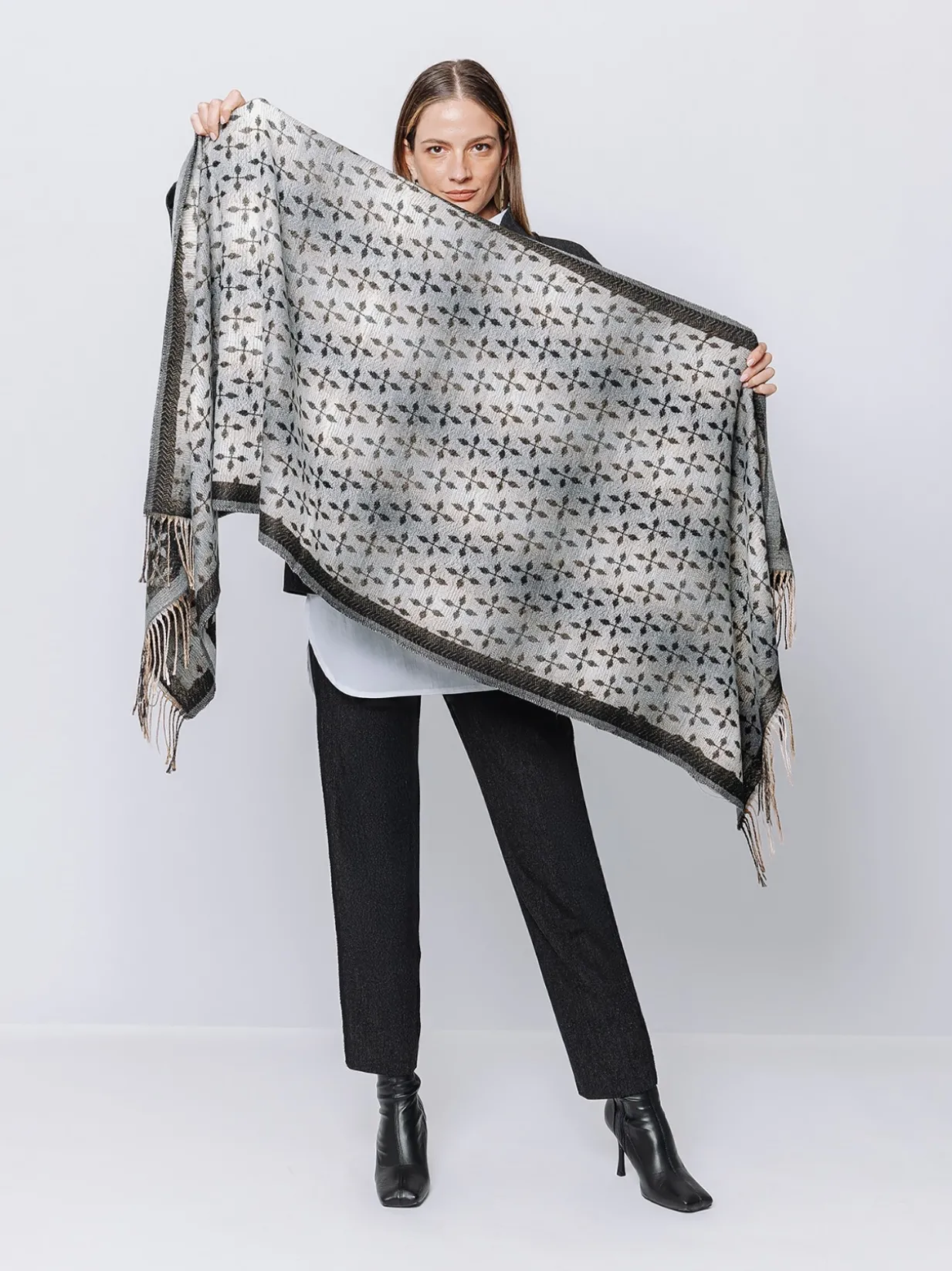 Sciarpa Jacquard con Motivo Geometrico e Frange